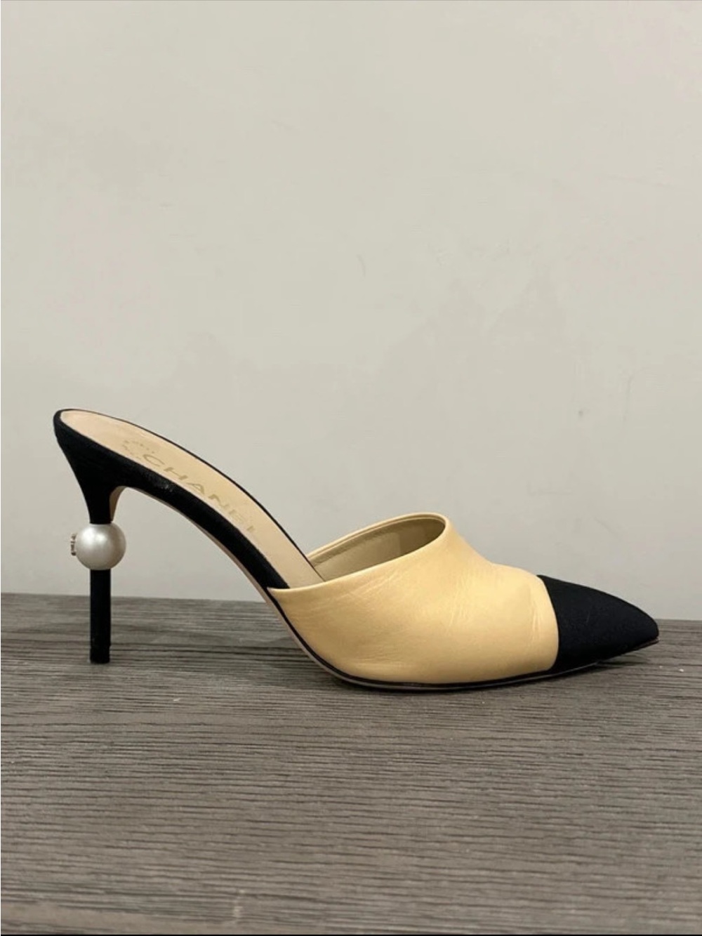 CHANEL Two-Tone Beige and Black Pointed-Toe Mules with Pearl Heel Detail 37.5 - Picture 4 of 8